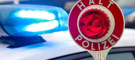 Stau auf der A8 am Freitagabend: Polizei leitet Verkehr auf Raststätte um – vier Tuning-Autos beschlagnahmt