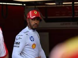 Ferrari wird bestraft: Schreck in der Box: Lewis Hamilton fährt Mechaniker an
