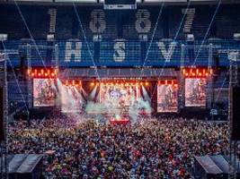 Netzhemd, Neon, Nostalgie: Wenn ein ganzes Stadion Forever Young ist