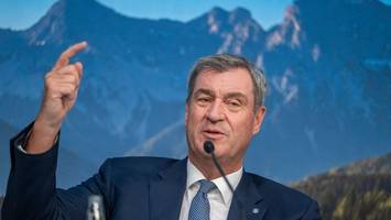 Ministerpräsident Markus Söder wird bei Fest mit Tomate attackiert