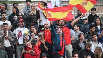 WM-Finale in Berlin: Spanien-Fans erobern 11Freunde Quartier in Friedrichshain