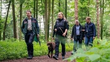 80 Kilometer! Daniel Günther wandert durch Schleswig-Holstein