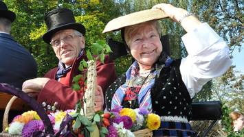 vierländer paar: beim bockbierfest vor 70 jahren hat es gefunkt
