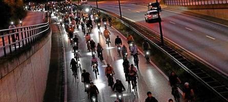 Augsburger Radlnacht: Fast 5000 Menschen radeln über die B 17