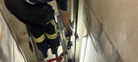 Feuerwehr rettet Rollstuhlfahrer aus Aufzug
