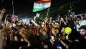 indien: tausende anhänger der »kakerlaken«-bewegung protestieren in neu-delhi