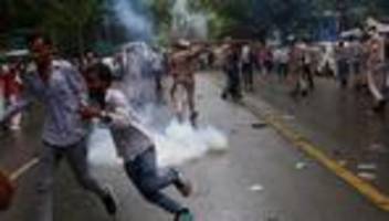 proteste in neu delhi: indische polizei geht mit gewalt gegen junge demonstranten vor