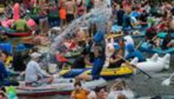 Wasserschlacht und Stadt-Party: Warum in dieser Stadt der Montag einmal im Jahr heilig ist