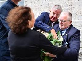 bonhoeffer-nachfahre greift ein: afd-kranz sorgt für handgemenge bei stauffenberg-gedenken