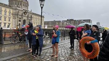 Heftige Regenfälle: Mitschwimm-Demo an der Spree fällt erneut ins Wasser