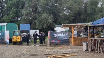 Messerangriff bei Dorffest in Egling: Acht Verletzte – Täter auf der Flucht