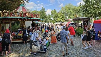 „Kinderparadies“ im Treptower Park: Volksfest mit Karussells und Live-Musik