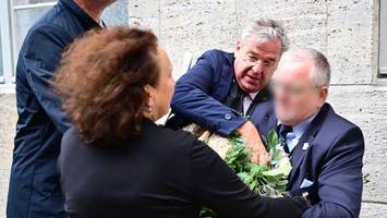 Gedenkfeier im Bendlerblock: Bonhoeffer-Großneffe entfernt AfD-Kranz