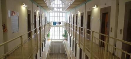 im neunten monat schwanger und im gefängnis: 19-jährige soll vor gericht