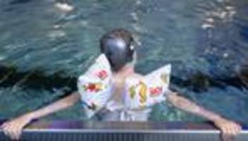 Für Nichtschwimmer: Warum Schwimmflügel in einigen Bädern Pflicht sind