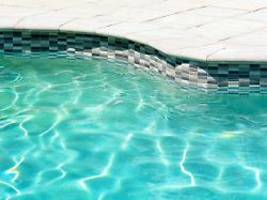 fehler bei wasseraufbereitung?: pool-panne verletzt 60 urlauber in spanien