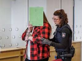 Richter fassungslos über Taten: Gericht verhängt lebenslange Haft für Eltern von verhungertem Säugling