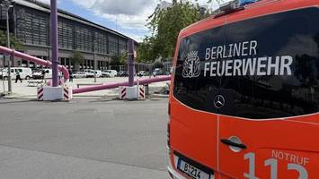 Bus rammt oberirdische Wasserleitung in Berlin-Mitte – Feuerwehr im Einsatz