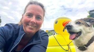 Für Jacky: Weltrekord-Schwimmerin aus Elmshorn durchquert riesigen See