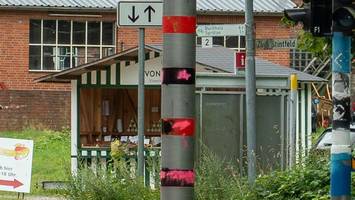 Pretty in Pink? Unbekannte beschmieren Blitzersäulen bei Hamburg