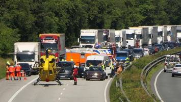 unfall auf der a7 bei warder: rettungshubschrauber landet auf fahrbahn