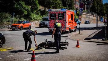 Unfall an den St. Pauli-Landungsbrücken: Auto erfasst Motorradfahrer