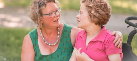 Erst die Sorgen ums Kind, dann die ums Geld: Diese Mutter pflegt ihre kranke Tochter