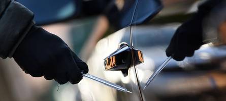 Unbekannte zerkratzen geparktes Auto in Augsburg – Polizei bittet um Hinweise