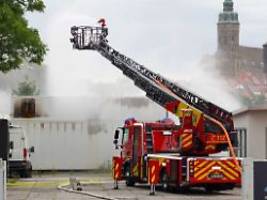 Mehrere Anwohner evakuiert: Feuerwehr bekämpft seit Stunden Batteriespeicherbrand in Bautzen