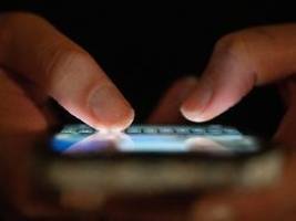 Nur unverschlüsselte Nachrichten : Meta & Co. dürfen in der EU bald wieder private Chats durchsuchen