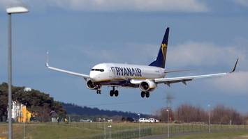 Mann beinahe aus Flugzeugfenster gesogen – „erinnere mich an die Explosion“
