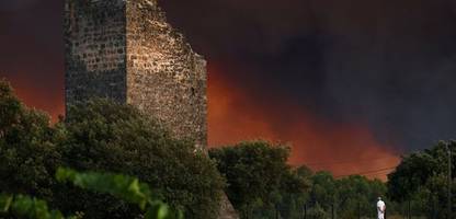 Frankreich Waldbrand rast auf Cotignac und andere Orte zu – Hunderte Menschen fliehen aus ihren Häusern