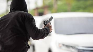 Falsche Paketboten ziehen Schusswaffe und rauben Senior in Marienthal aus