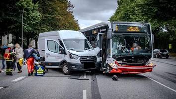 Nahe Uni Hamburg: Mehrere Verletzte nach Unfall mit HVV-Bus und Transporter