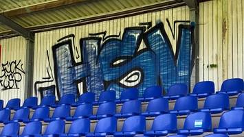 „fuck st. pauli“: eintracht norderstedt tilgt peinliche hsv-fan-schmierereien