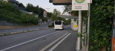 Nach brutalem Angriff wegen Israel-Anstecker an Haltestelle in Höchberg: Was zu der Tat bekannt ist