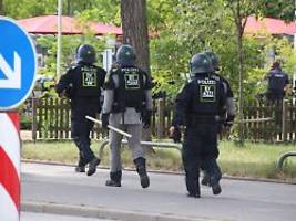 Großeinsatz in Regensburg: Person bei Geiselnahme in Bank lebensgefährlich verletzt