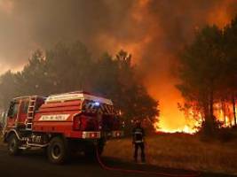 Notunterkünfte eingerichtet: Tausende Urlauber müssen in Frankreich vor Waldbrand fliehen