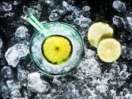 Wellnessgetränke im Warentest: Wasser mit Vitamin- und Fruchtzusatz - gesunde Durstlöscher?