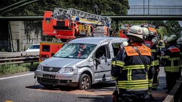 auto überschlägt sich auf a24: rettungshubschrauber landet auf autobahn