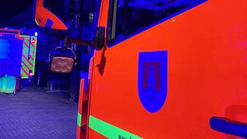 feuerwehr rettet person aus vollkommen verqualmter wohnung
