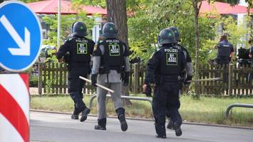 Geiselnahme in Regensburg: Mensch lebensbedrohlich verletzt – Lage unklar