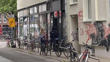 scharfe waffen bei großrazzia gefunden – spezialkräfte auch in hamburg im einsatz