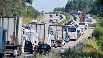 Stau auf A7, A1 und Richtung Küste erwartet: Warnung für Hamburg und den Norden