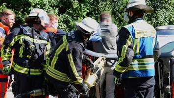Unfall mit zwei Autos in Glinde – Feuerwehr schneidet Fahrer aus Smart heraus