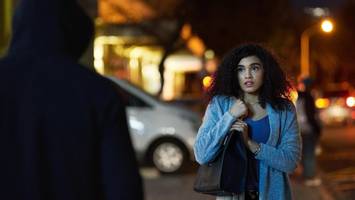 Öffentlich bespuckt und verprügelt: Das können Frauen tun – Tipps von Polizei