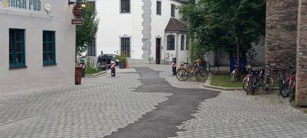 Asphalt in neu gepflasterter Spitalgasse: Anwohner ärgern sich über schlecht gemachte Flickarbeiten