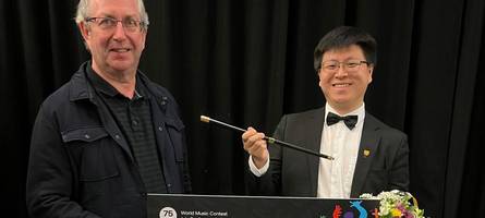 Erfolg für das Leopold Mozart College: Student gewinnt internationalen Dirigierwettbewerb