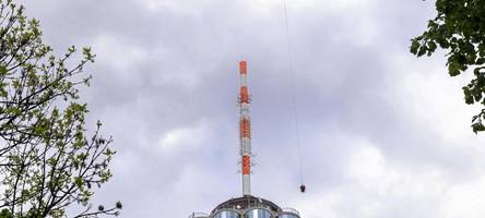 Spektakulärer Heli-Einsatz am Hotelturm: Warum Augsburg Baumaterial in luftiger Höhe austauscht