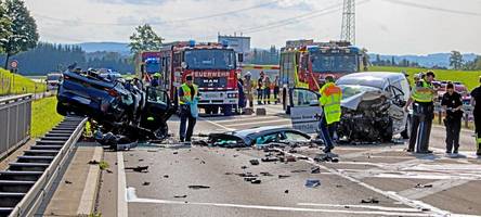 Zwei Menschen sterben bei Unfall nahe Marktoberdorf - B12 noch länger gesperrt